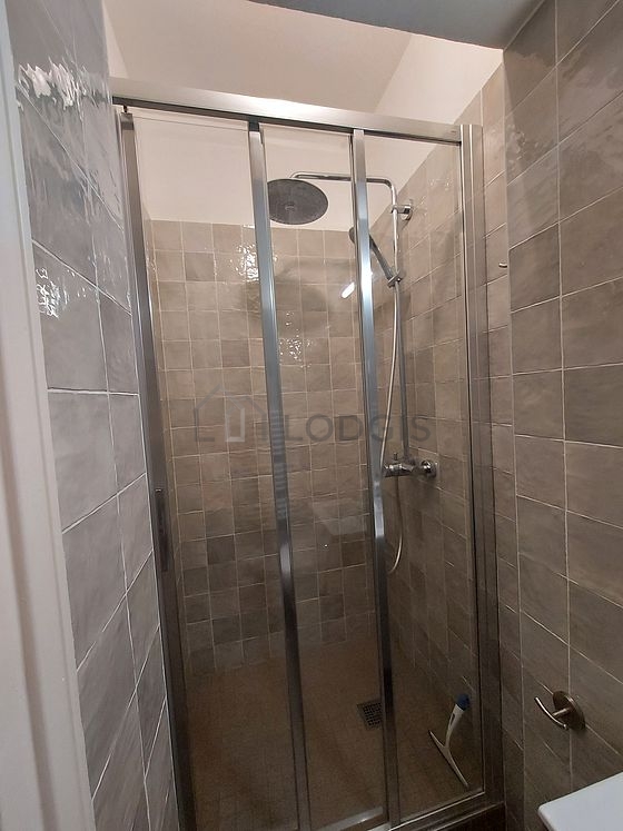 Salle de bain équipée de serviettes de bain