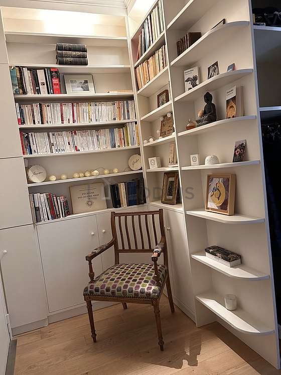 Salon avec du parquet au sol