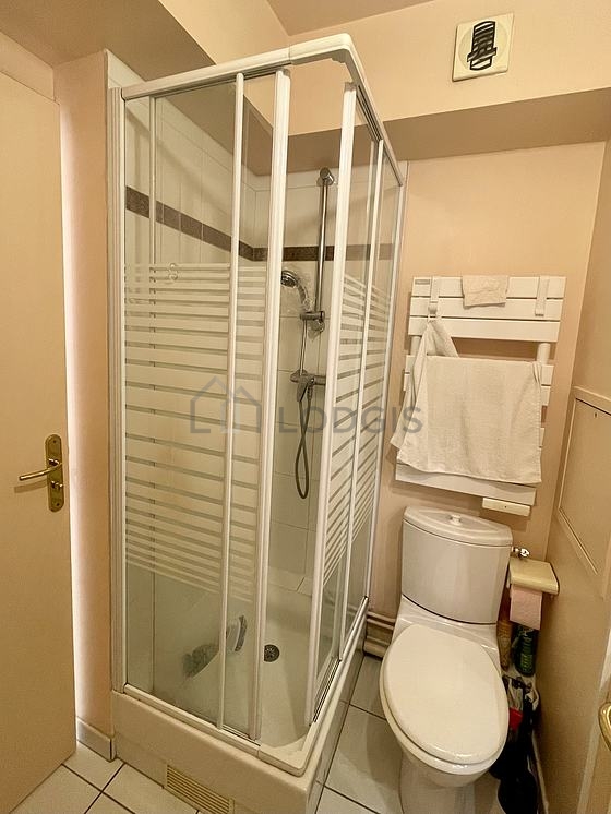 Salle de bain équipée de etagère