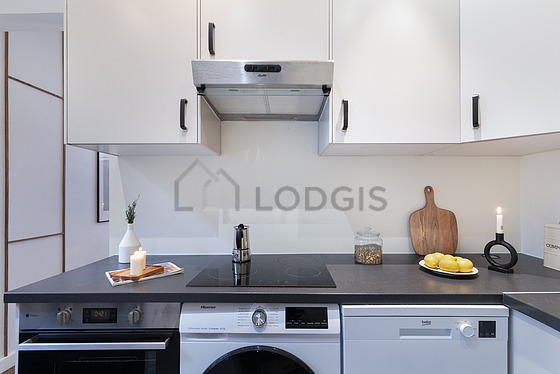 Cuisine équipée de lave linge, réfrigerateur, vaisselle