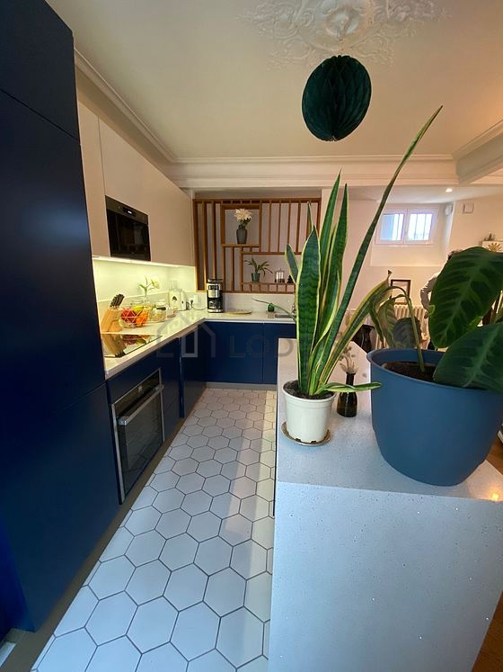 Cuisine équipée de lave linge, réfrigerateur, hotte, vaisselle