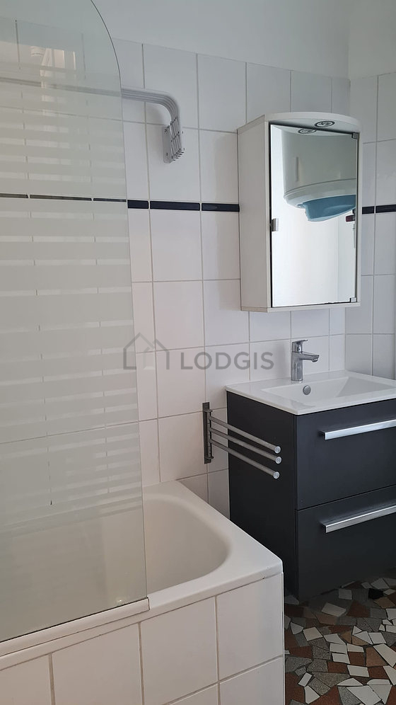 Salle de bain équipée de lave linge, serviettes de bain