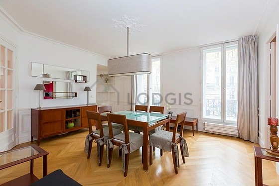 Salle à manger équipée de table à manger, buffet