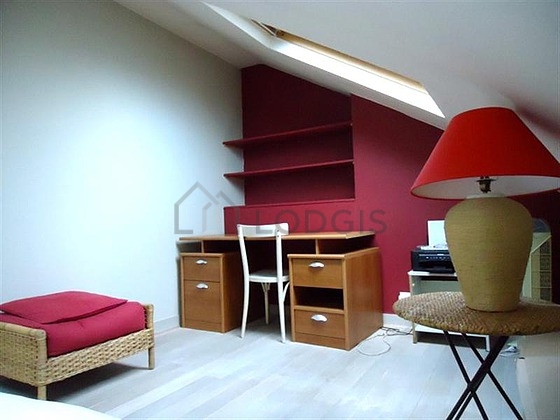 Chambre avec fenêtres