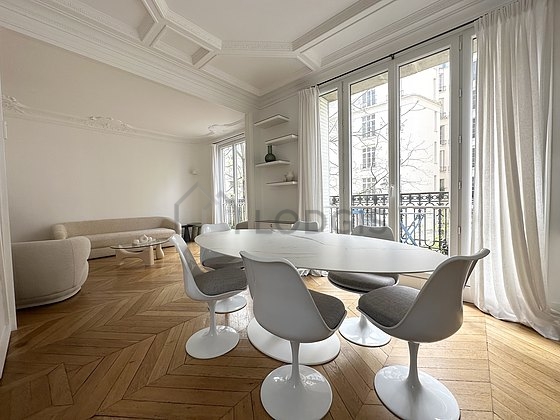 Salle à manger avec fenêtres
