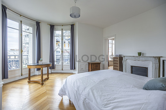 Chambre avec fenêtres