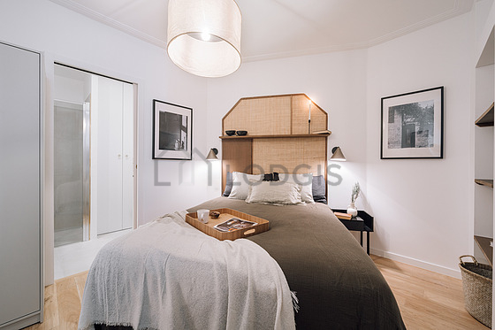 Chambre avec fenêtres