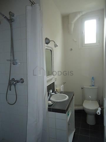 Toilettes indépendantes de la salle d'eau