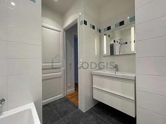 Salle de bain équipée de douche dans baignoire