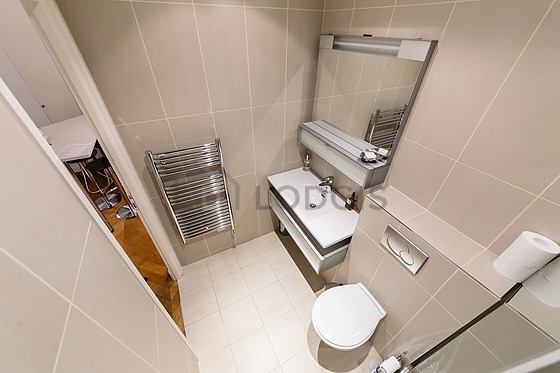 Salle de bain équipée de douche séparée