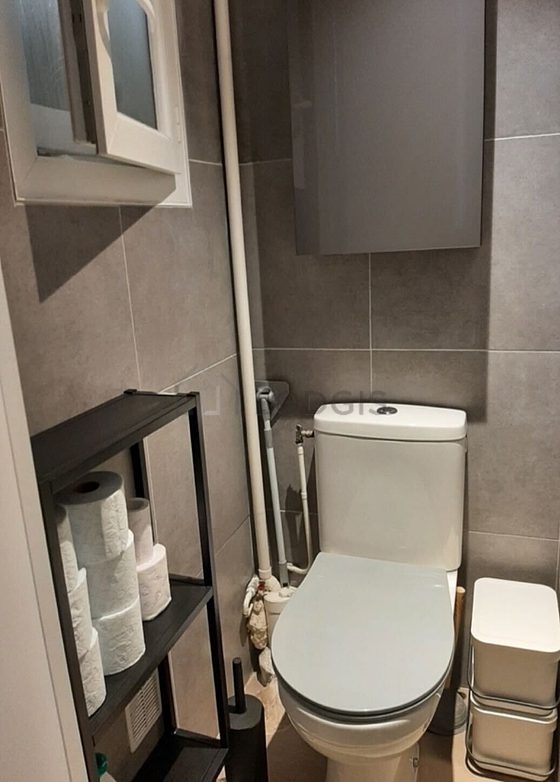 Toilettes indépendantes de la salle d'eau