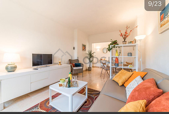 Salon avec du carrelage au sol
