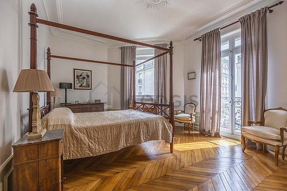 Chambre avec fenêtres