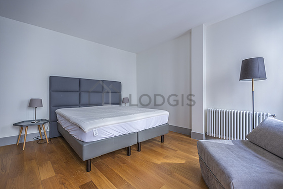 Chambre avec fenêtres