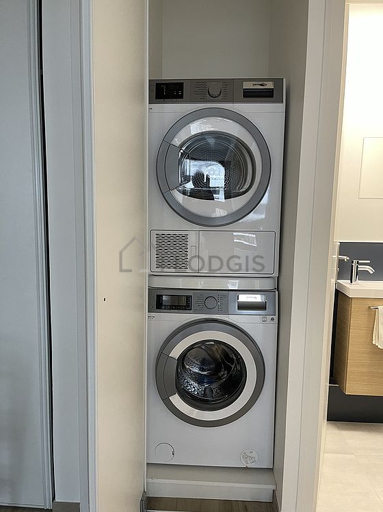 Buanderie équipée de lave linge, sèche linge