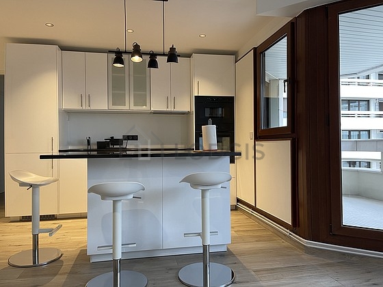 Cuisine équipée de plaques de cuisson, réfrigerateur, hotte, vaisselle