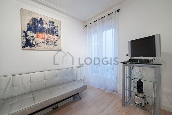 Séjour équipé de 1 canapé(s) lit(s) de 140cm, télé, armoire, placard