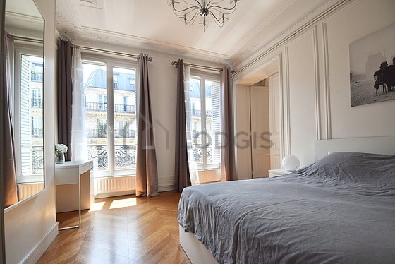 Chambre avec fenêtres