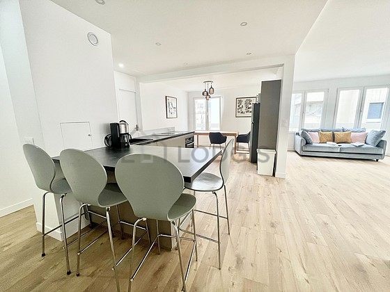 Cuisine équipée de lave vaisselle, plaques de cuisson, réfrigerateur, hotte