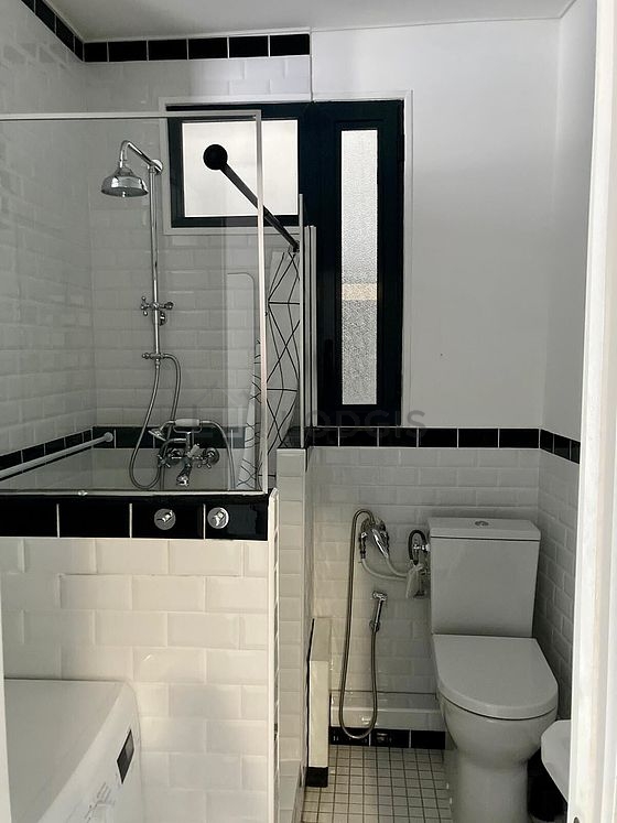 Salle de bain équipée de lave linge, placard