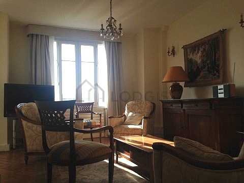 Séjour équipé de canapé, table basse, 1 chaise(s)