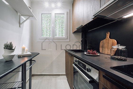 Cuisine équipée de lave linge, sèche linge, réfrigerateur