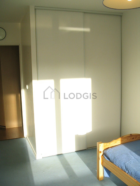 Chambre avec la moquette au sol