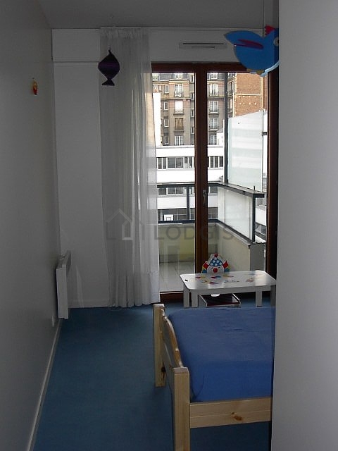 Chambre avec la moquette au sol
