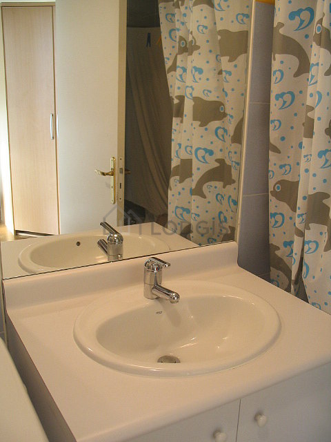 Salle de bain avec du carrelage au sol