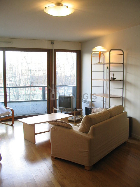 Grand salon de 25m² avec du parquet au sol