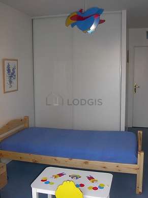 Quiet bedroom for 1 persons equipped with 1 bed(s) of 90cm