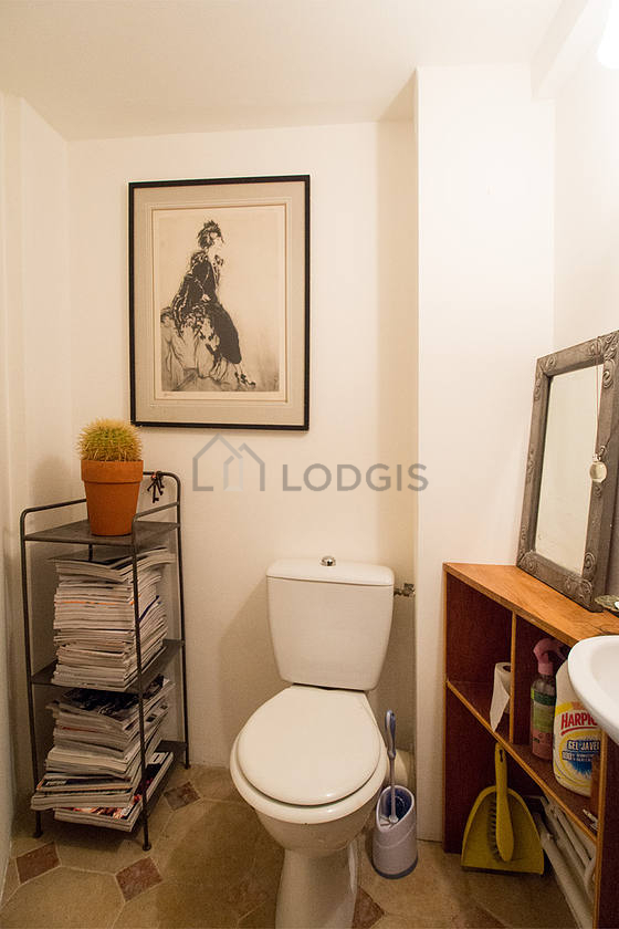 Toilettes indépendantes de la salle d'eau