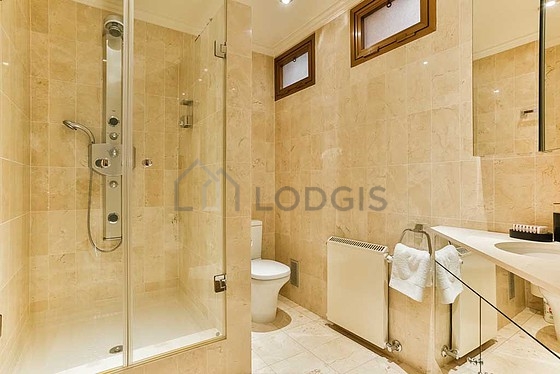 Salle de bain équipée de douche séparée, sèche cheveux