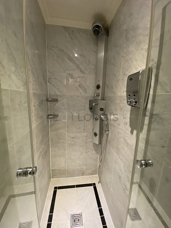 Salle de bain équipée de serviettes de bain