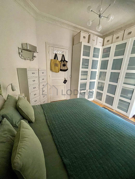 Chambre avec fenêtres