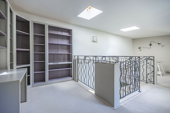 Office furnished with desk, 1 chair(s)