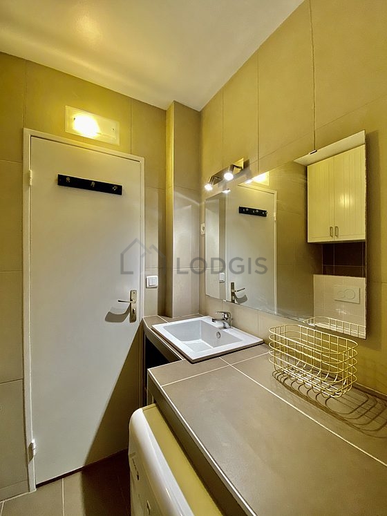 Salle de bain équipée de lave linge