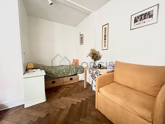 Living room furnished with 1 sofabed(s) of 90cm, 1 bed(s) of 90cm, 1 armchair(s), 1 chair(s)