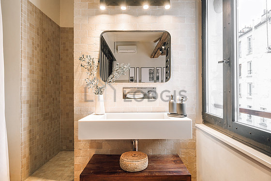 Salle de bain équipée de serviettes de bain
