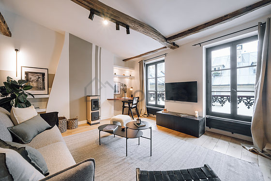 Séjour avec fenêtres
