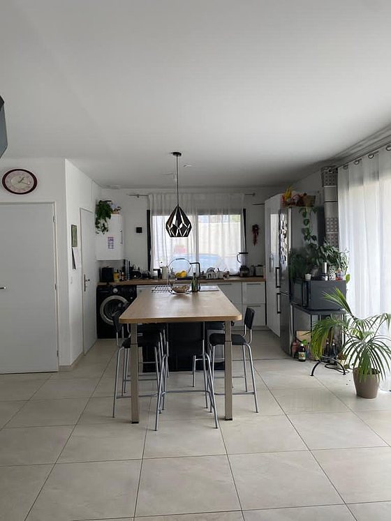 Cuisine avec du carrelage au sol