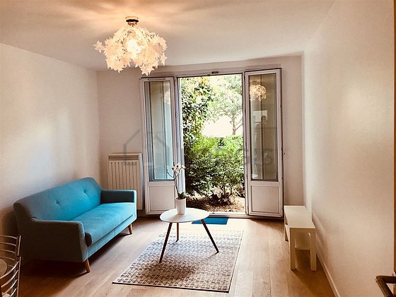Séjour équipé de canapé, table basse, 1 chaise(s)