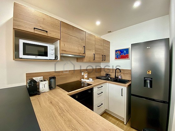 Kitchenopens on the living room