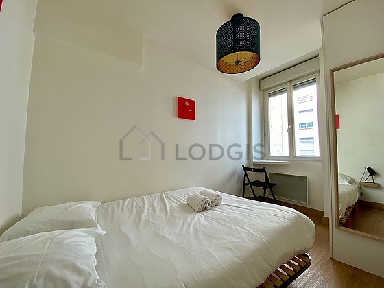 Chambre avec fenêtres