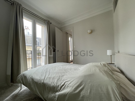 Chambre avec fenêtres