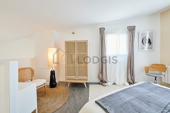 Chambre équipée de 1 fauteuil(s), table de chevet