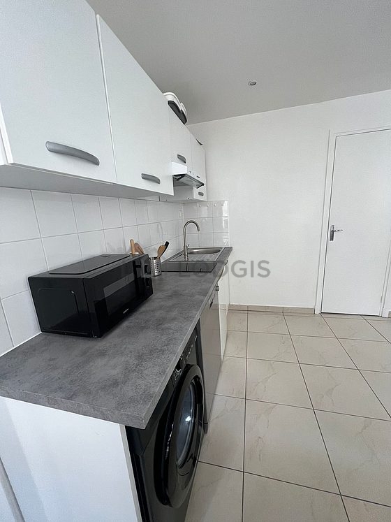 Cuisine équipée de lave linge, réfrigerateur, freezer, hotte