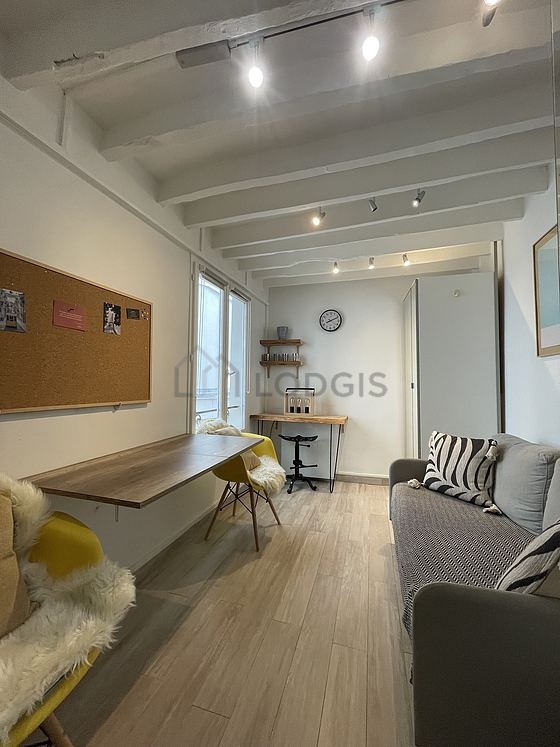 Salon avec du parquet au sol