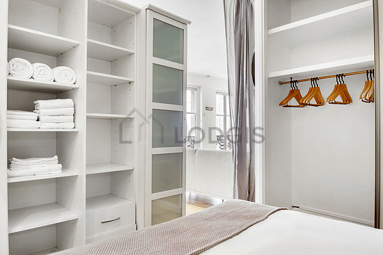 Chambre avec fenêtres