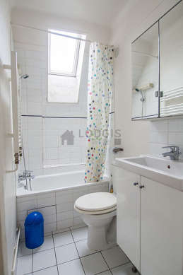 Very bright bathroom with windows and with tilefloor